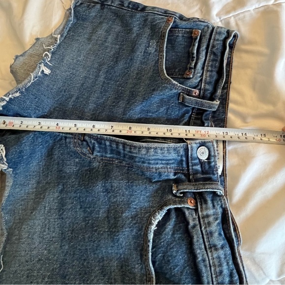 ABERCROMBIE & FITCH High Rise Mom Short, size 28 medium wash cut off's - Picture 11 of 12